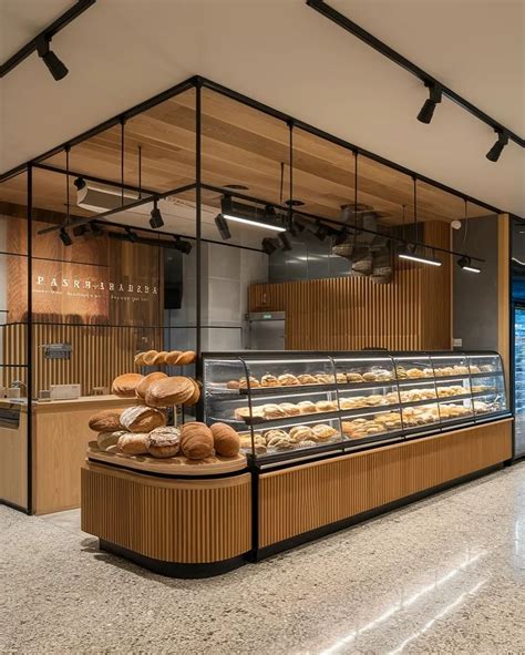 Interior de una panadería moderna con variedad de productos