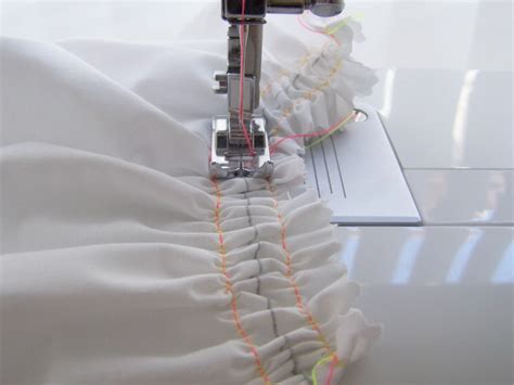 Proceso de coser y fruncir el fieltro para darle forma a la calabaza