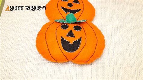 Calabazas de fieltro terminadas con tallos y hojas