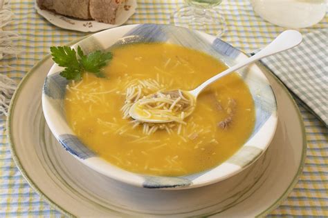Imagen de un plato de sopa de zanahoria casera