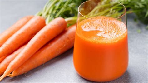 Foto de un vaso de zumo de zanahoria recién hecho