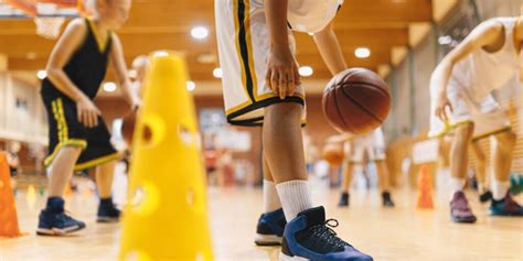 Jugadores de baloncesto minibasket saludándose