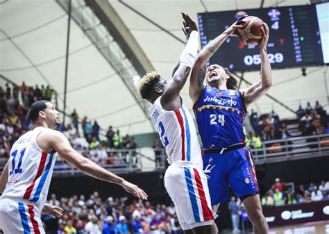 Autoridades entregando premios en un campeonato de baloncesto