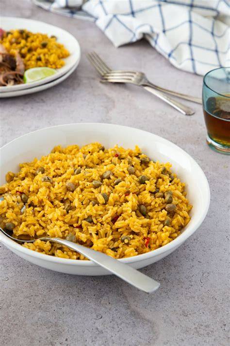 Moro de guandules con coco servido con pollo guisado