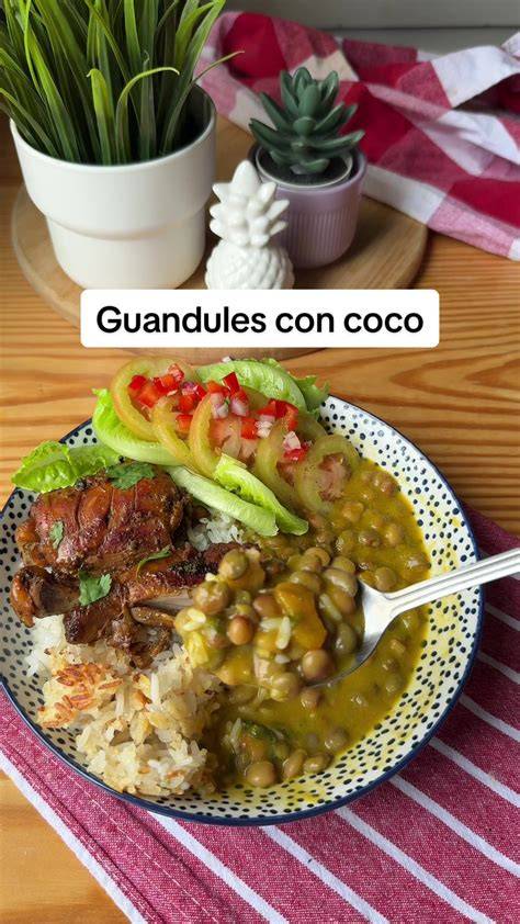 Ingredientes frescos para guandules con coco