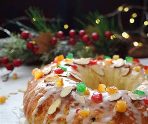 Decoración de panettone con glaseado y frutas confitadas