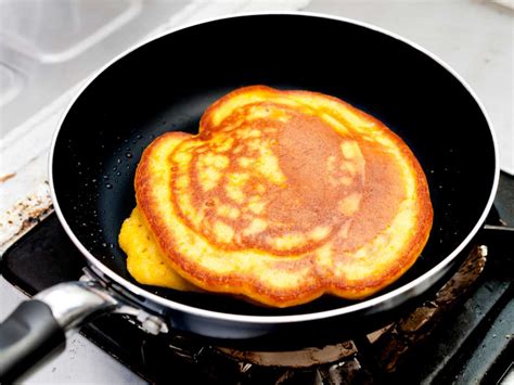 Tortitas de calabaza coreanas dorándose en sartén
