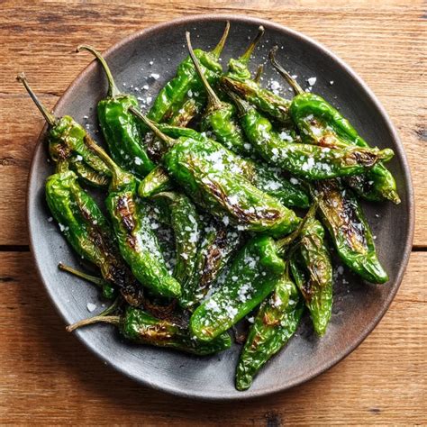 Ingredientes para pimientos de Padrón: pimientos, sal marina y aceite de oliva