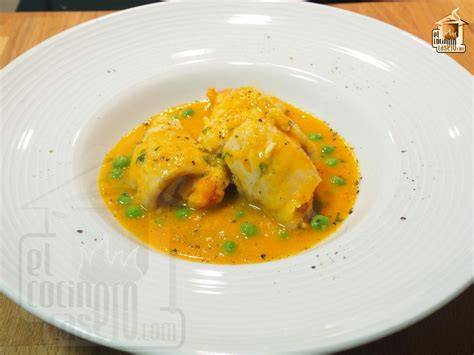Rollitos de merluza con beicon y langostinos