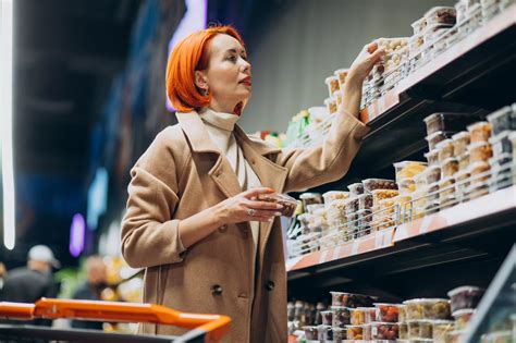 Mujer embarazada eligiendo conservas en un supermercado
