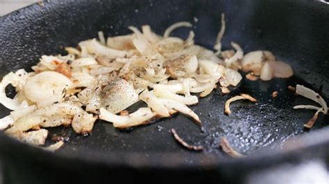 Cebolla sofriéndose en sartén