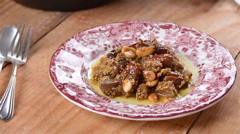 Cordero guisado con almendras