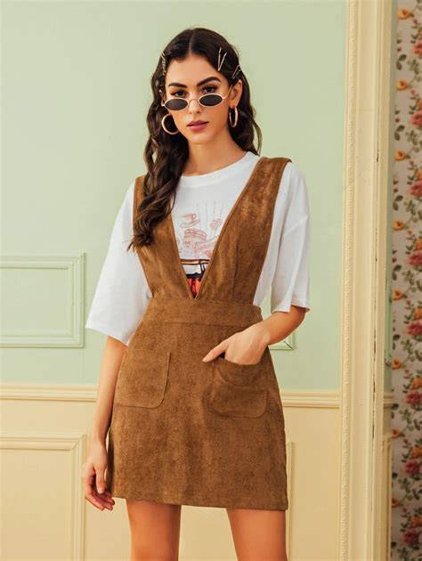 Mujer vistiendo vestido de pana midi con camiseta debajo