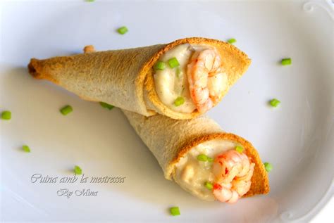 Cucuruchos rellenos de gambas presentados en una bandeja