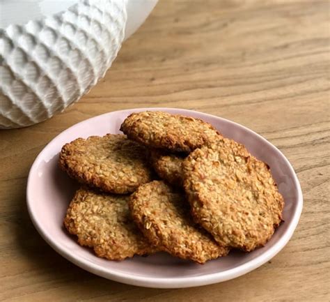 galletas caseras de avena y trigo sarraceno en una bandeja