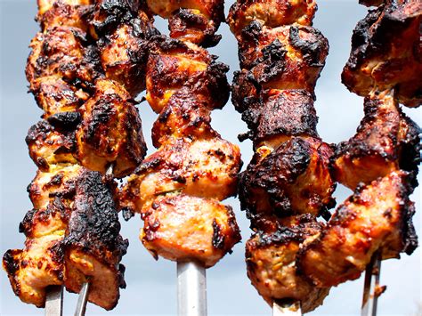 Pinchos morunos cocinándose a la parrilla