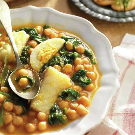 Plato de potaje de garbanzos con espinacas y bacalao