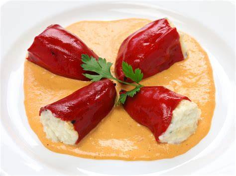 Pimientos del piquillo rellenos de bacalao y gambas