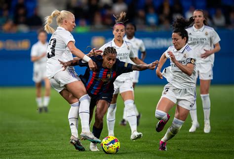 Jugadoras en acción en la Liga Femenina 2