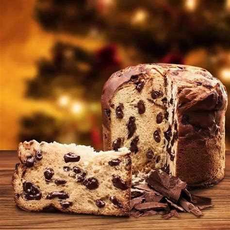 Corte transversal de panettone de chocolate con trozos de chocolate