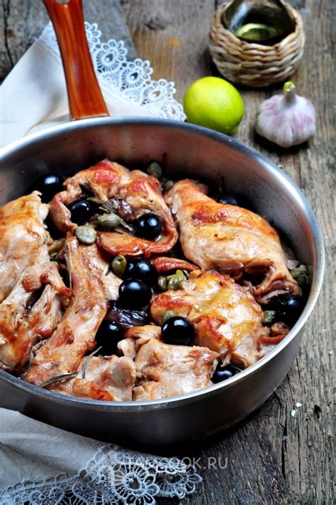 Piezas de conejo dorándose en una sartén