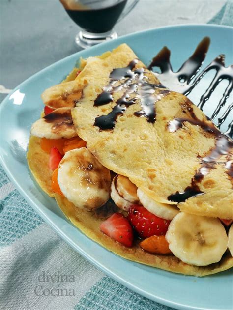 Crepes apilados con fruta fresca y chocolate