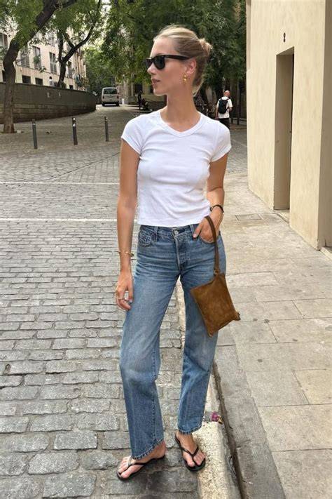 Mujer combinando camiseta básica con vaqueros y falda