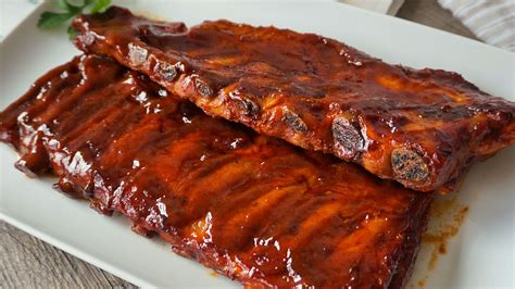 Costillas de cerdo en una bandeja de horno con salsa BBQ