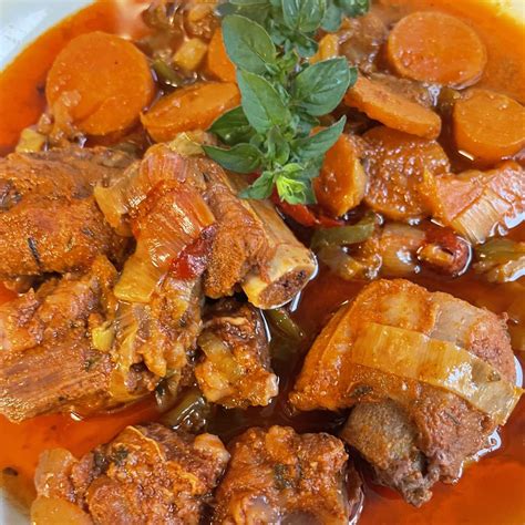 Olla con costillas cocinándose con vegetales