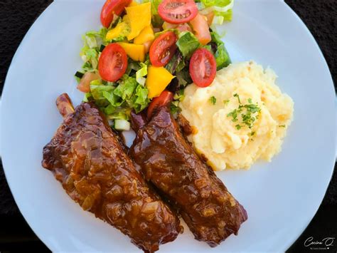 Plato de costillas BBQ con puré de papa y maíz
