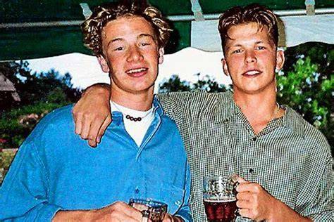 Jamie Oliver y Jimmy Doherty con un invitado famoso en su cafetería