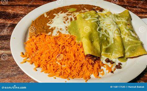 Enchiladas de pollo con mole, arroz verde y salsa de maíz tostado