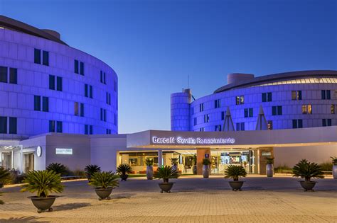 Fachada arquitectónica del Hotel Barceló Sevilla Renacimiento con estilo que evoca al Guggenheim