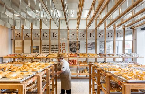 Interior de la panadería 
