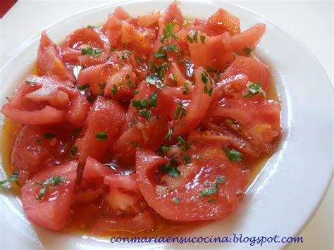 Ensalada de tomate, ajo y perejil