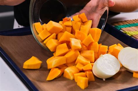 Calabaza troceada en una bandeja para horno