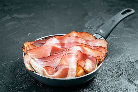 Jamón crujiente en una sartén