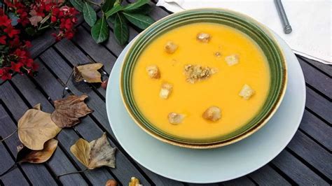 Crema de calabaza emplatada con jamón y pan