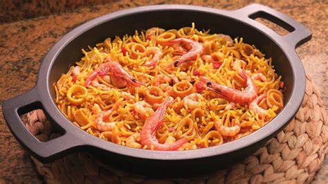 Ingredientes frescos para preparar fideuá