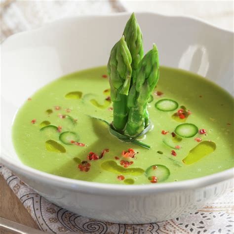 Crema de espárragos verdes en vasitos