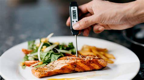 Termómetro de cocina midiendo la temperatura de la pechuga de pavo
