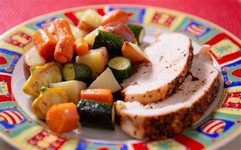 Plato de pechuga de pavo al horno con verduras coloridas