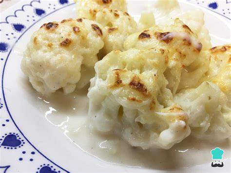 Coliflor cubierta con bechamel y queso lista para gratinar