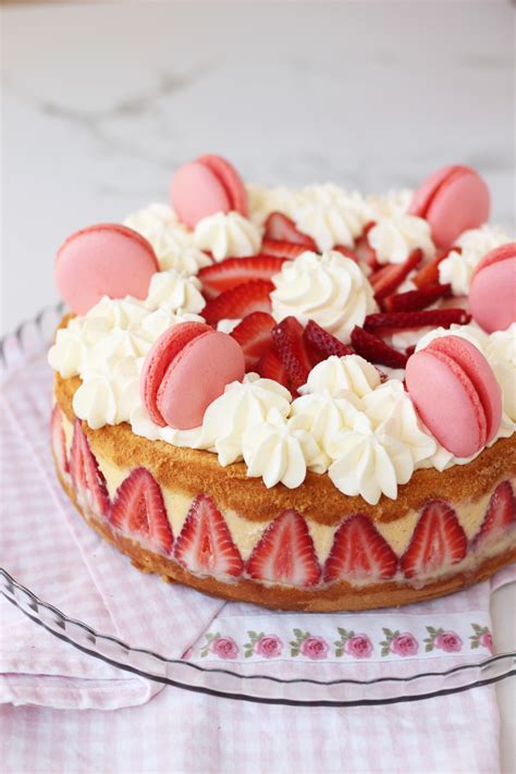 Torta de frutillas con crema pastelera y chantilly decorada