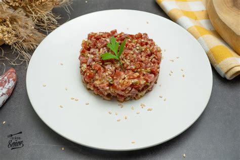 Tartar de fuet emplatado con tostadas