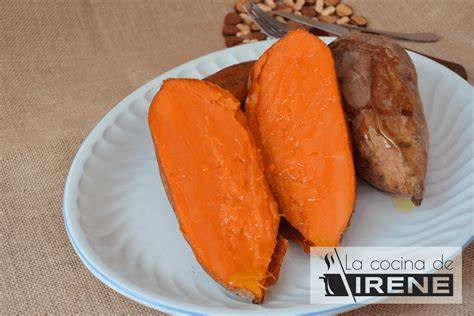Boniatos cortados con formas de Halloween en una bandeja para hornear