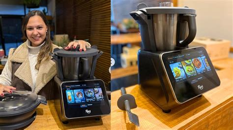 Robot de cocina preparando escabeche