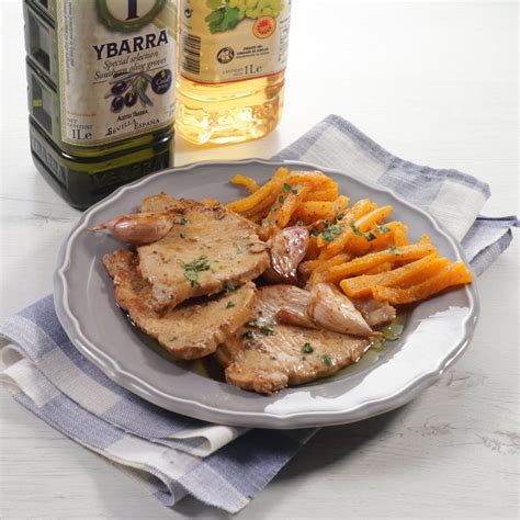 Plato servido de magro de cerdo en escabeche con pan