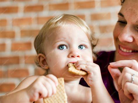 Bebé comiendo galletas