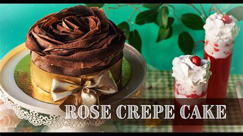 Tarta de crepes en forma de rosa lista para enfriar